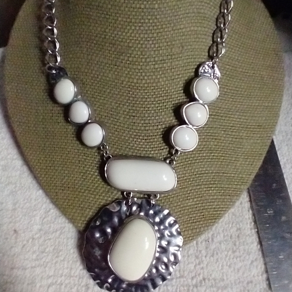Silvertone white statement runway necklace - Picture 1 of 4
